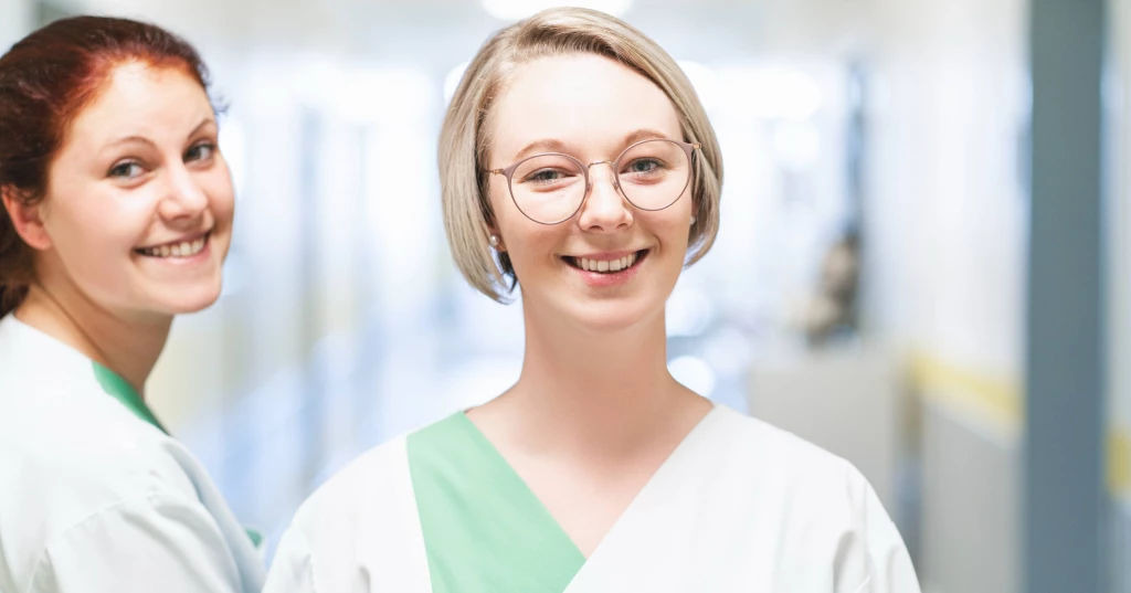Suchst du eine Tätigkeit als Pflegefachkraft (m/w/d) mit hohem Wohlfühlfaktor?! Dann komm zu uns nach Adorf/Schöneck! 💚