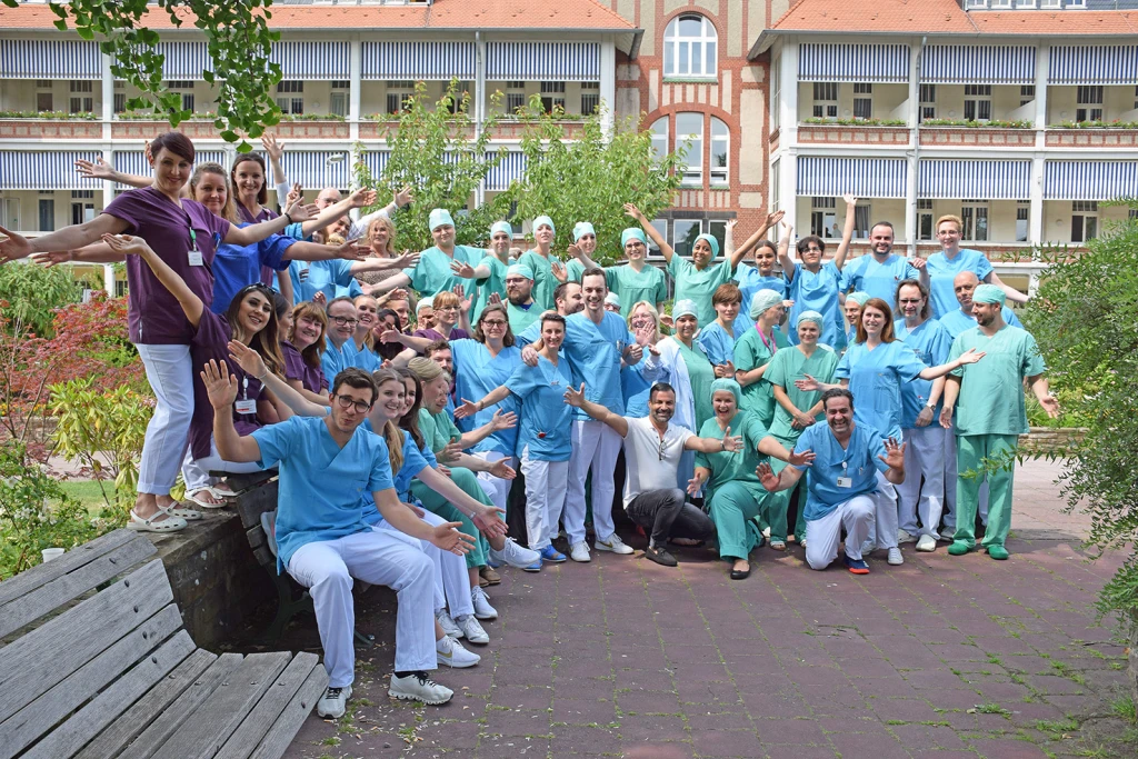 Spaß, Zusammenhalt und Pflege auf Spitzenniveau - Düsseldorfs größter Arbeitgeber in der Pflege bewirbt sich bei Dir!😃
