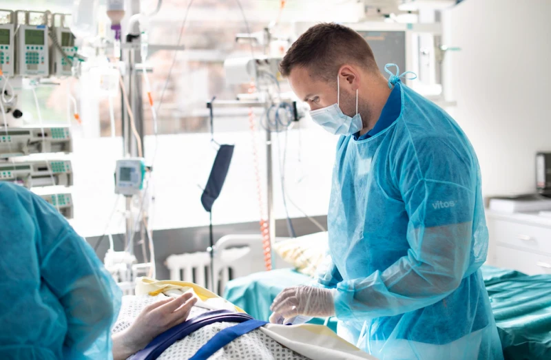 Niklas van Recum arbeitet als Gesundheits- und Krankenpfleger