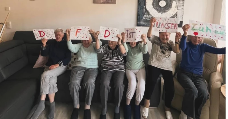 Unsere Bewohner haben Schilder gebastelt und strahlen vor Freude 