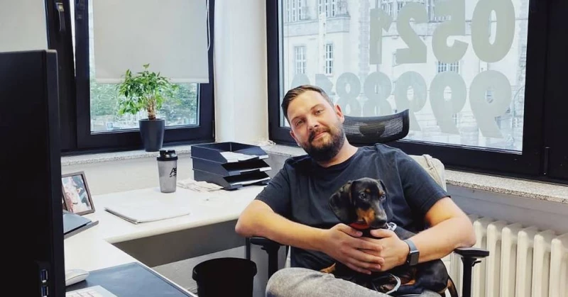 Ein Hund im Büro? Lieben wir :)