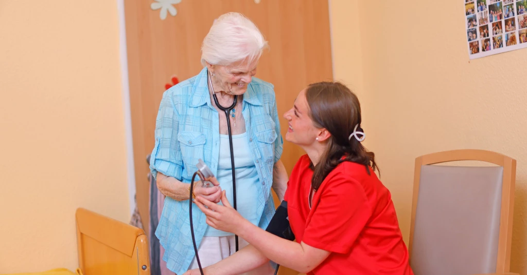 Mit ♥ und ✋🏼 für unsere Senioren – Pflegefachkraft (m/w/d) in Korbach gesucht