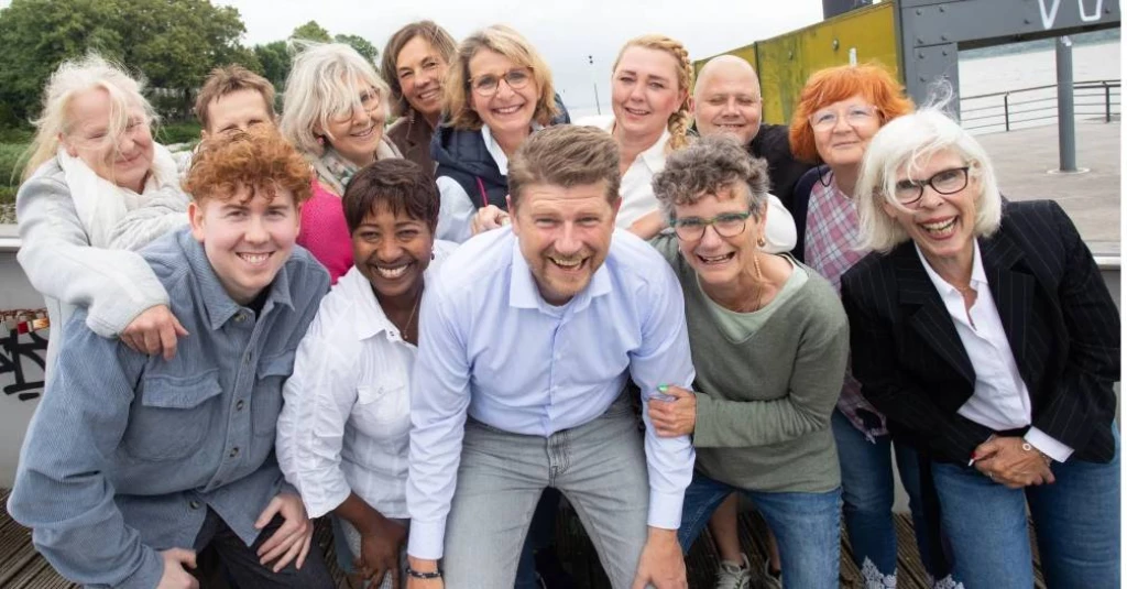 Warum Du Teil von Pflegeteam 24 werden solltest? Wohnortsnahe Einsätze in Wedel und Umgebung &  ein starkes Team mit familiärem Vibe, das sich gegenseitig unterstützt – kein Ellenbogenmentalität, sondern echtes Miteinander!